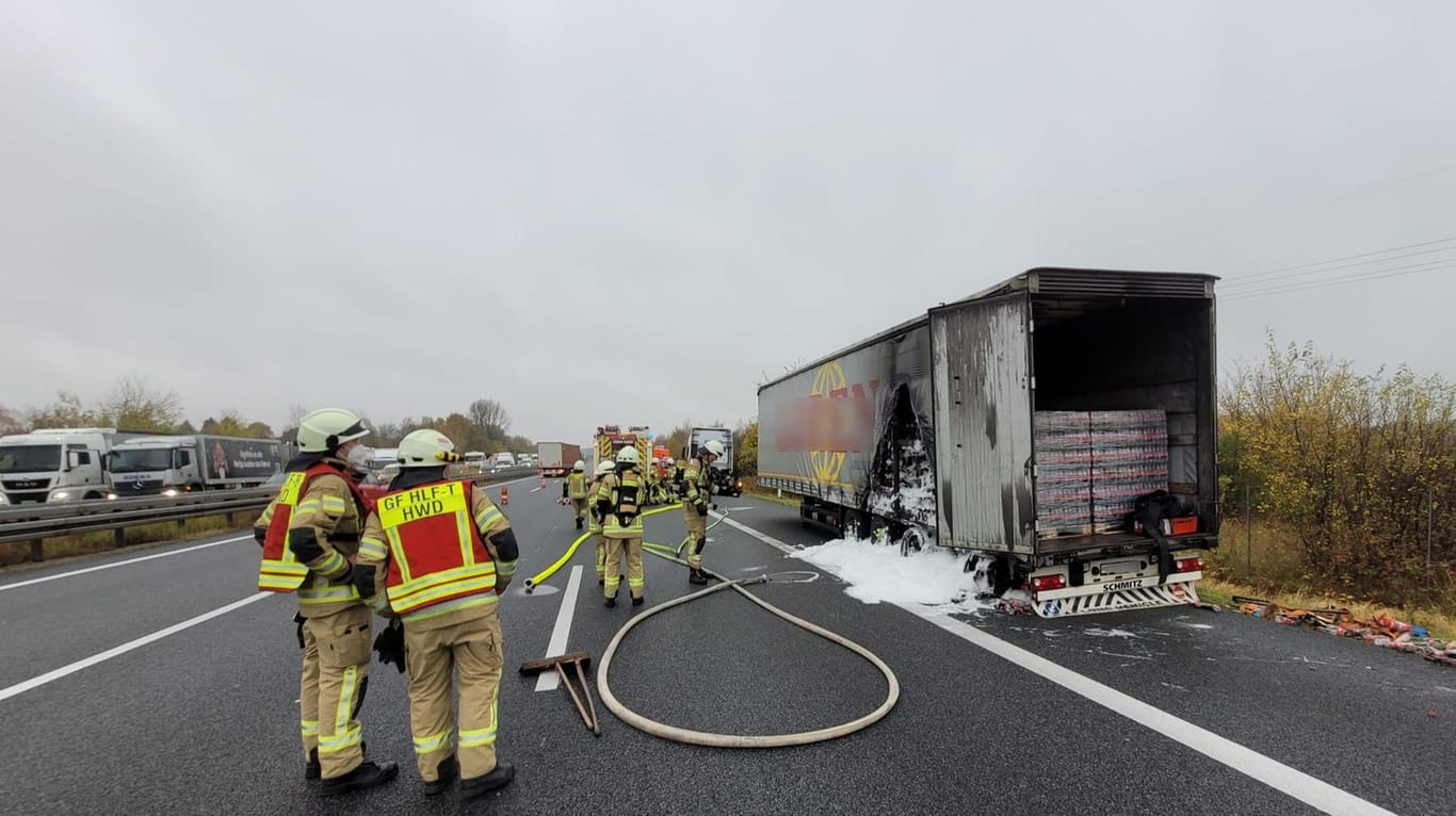 Ein zum Teil ausgebrannter Lkw steht auf dem Standstreifen der A2 bei Lehrte in der Region Hannover: Der Cola-Lkw ging in Flammen auf.