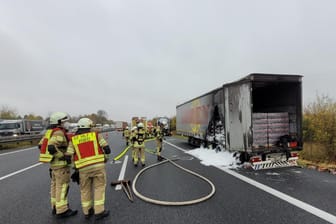 Ein zum Teil ausgebrannter Lkw steht auf dem Standstreifen der A2 bei Lehrte in der Region Hannover: Der Cola-Lkw ging in Flammen auf.