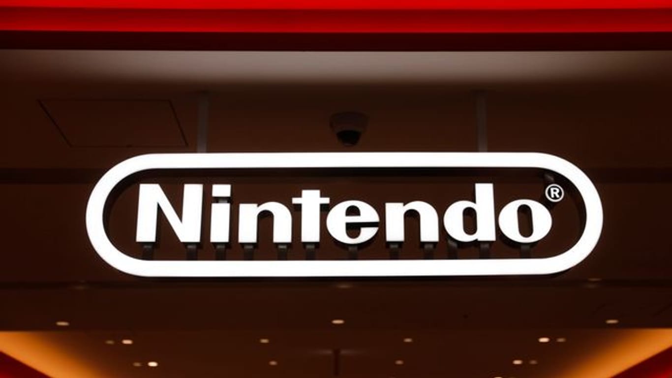Das Logo des Computerunternehmens Nintendo ist im Geschäft zu sehen.