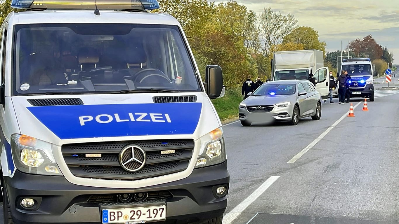 Sachsen: Polizeifahrzeuge stehen bei einer Aktion gegen Schleuser auf der Bundesstraße 115 nahe der deutsch-polnischen Grenze