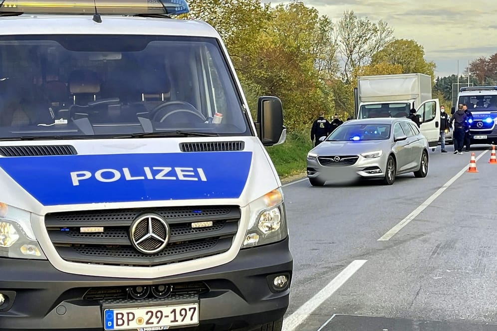 Sachsen: Polizeifahrzeuge stehen bei einer Aktion gegen Schleuser auf der Bundesstraße 115 nahe der deutsch-polnischen Grenze