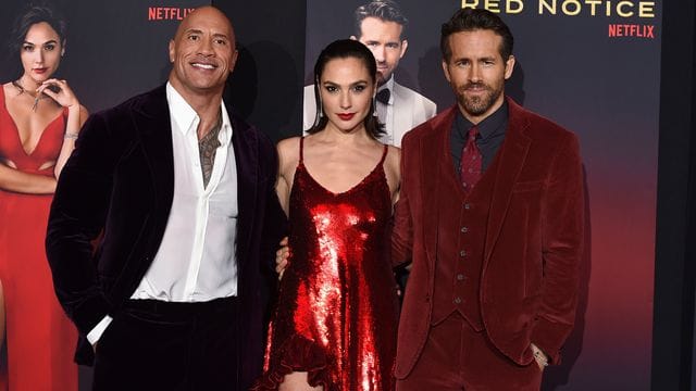 Die Darsteller Dwayne Johnson (l-r), Gal Gadot und Ryan Reynolds bei der Premiere von "Red Notice" in Los Angeles.