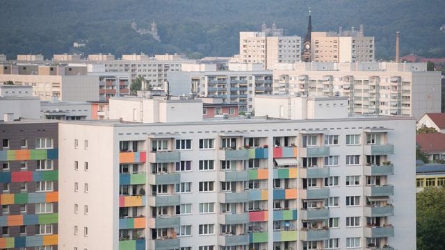 Laut dem Statistischen Bundesamt wohnt gut jeder Siebte Städter in beengten Verhältnissen.