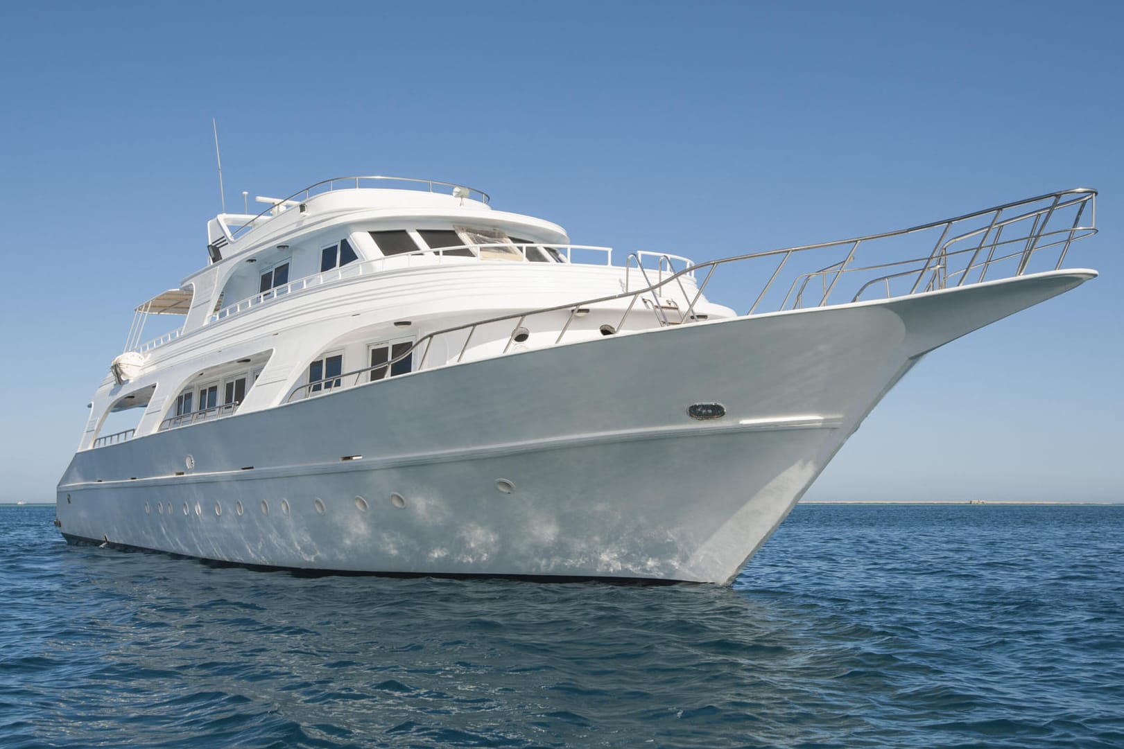 Eine Privatyacht auf See (Archivbild): Wissenschaftler fordern, dass Regierungen ihre Maßnahmen auf die extrem Reichen ausrichten.