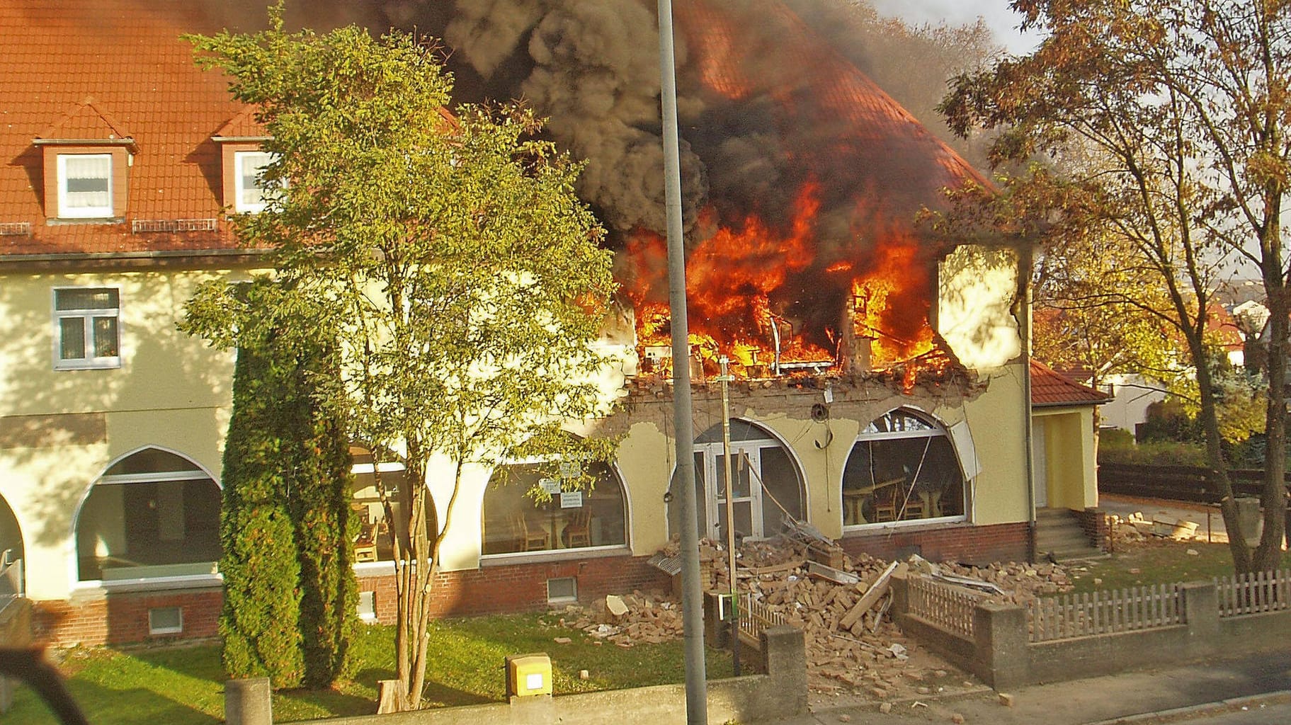 Am 4. November 2011 zündete Beate Zschäpe die letzte gemeinsame Wohnung der NSU-Terrorzelle an (Archivbild): Noch heute sind viele Fragen rund um die rechtsextreme Mordserie des NSU unbeantwortet.