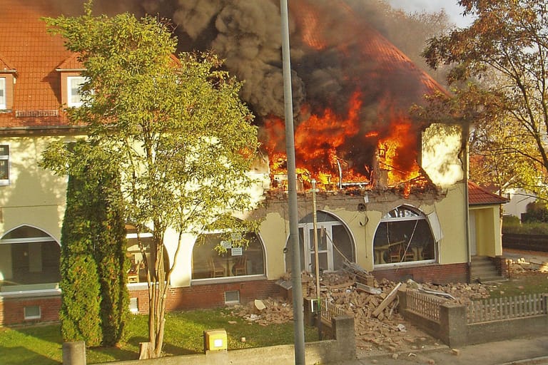 Am 4. November 2011 zündete Beate Zschäpe die letzte gemeinsame Wohnung der NSU-Terrorzelle an (Archivbild): Noch heute sind viele Fragen rund um die rechtsextreme Mordserie des NSU unbeantwortet.