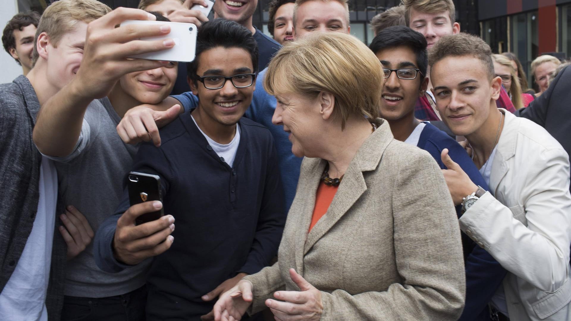 Merkel besucht eine Schule in Groß Gerau: "Ich habe Angst vor der Zukunft", sagt eine Vertreterin der "Generation Merkel"..