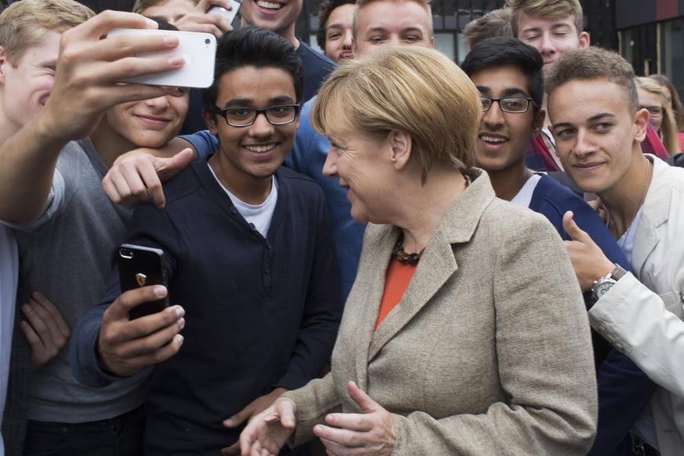 Merkel besucht eine Schule in Groß Gerau: "Ich habe Angst vor der Zukunft", sagt eine Vertreterin der "Generation Merkel"..