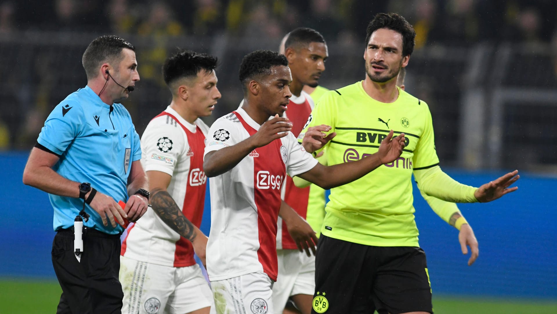 Unverständnis: Dortmunds Mats Hummels (r) diskutiert nach seinem Foul an Amsterdams Antony mit Schiedsrichter Michael Oliver. Trotz aller Proteste muss er den Platz verlassen.