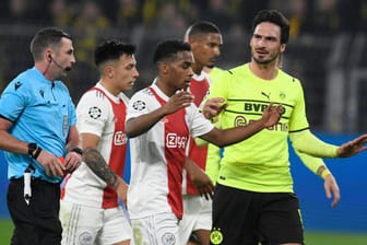 Unverständnis: Dortmunds Mats Hummels (r) diskutiert nach seinem Foul an Amsterdams Antony mit Schiedsrichter Michael Oliver. Trotz aller Proteste muss er den Platz verlassen.