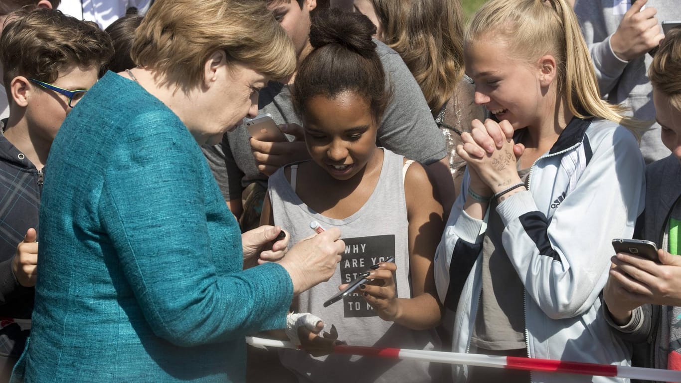 Merkel besucht die Kurt-Tucholsky-Oberschule, 2017: "Ich mag sie sehr", sagt die 12-jährige Meriam.