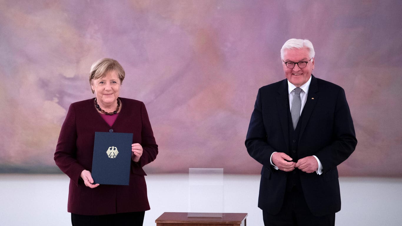 Angela Merkel erhält ihre Entlassungsurkunde vom Bundespräsidenten Frank-Walter Steinmeier: Das Ende einer Ära.