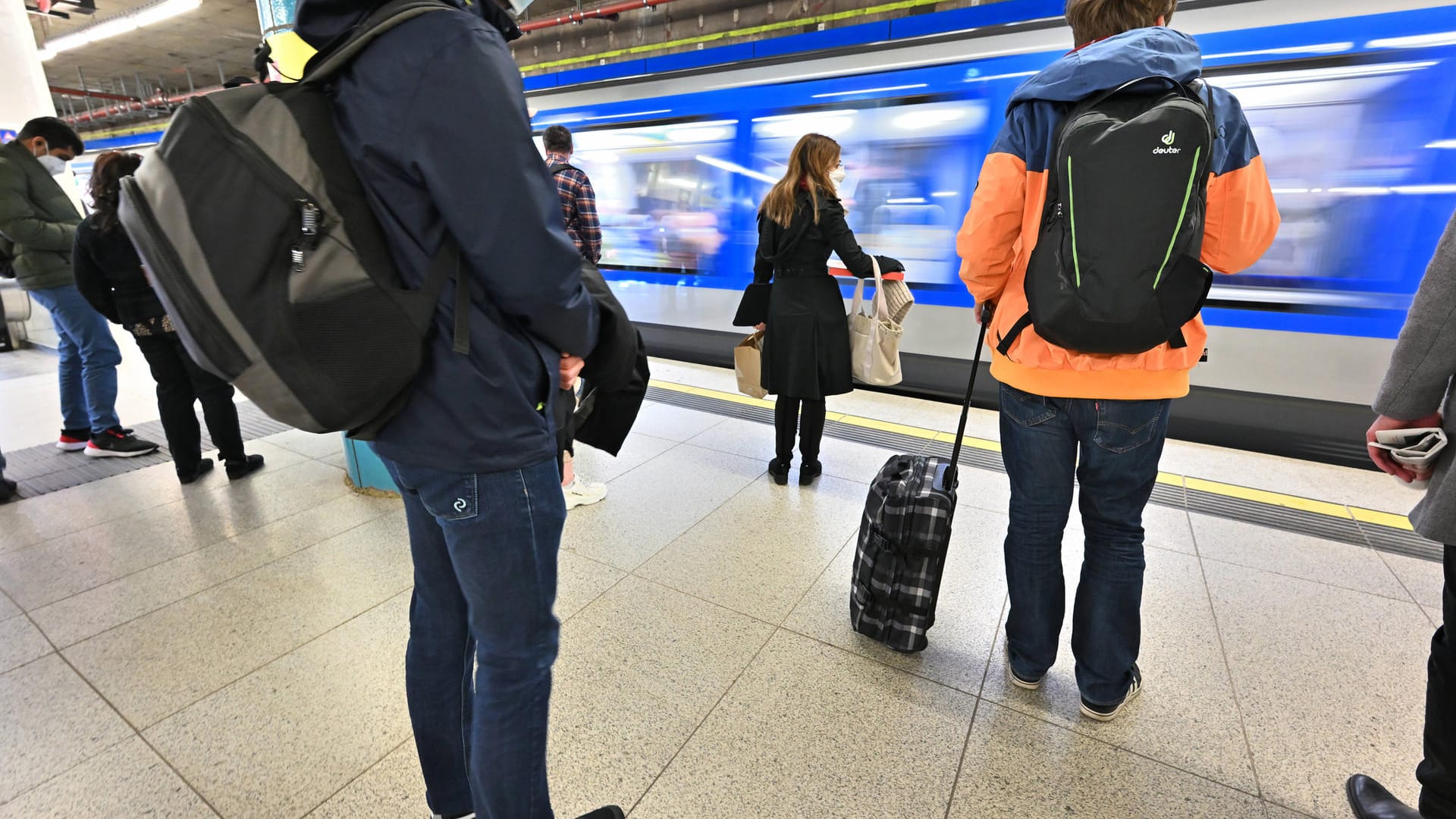 U-Bahnfahrgäste in München (Archivbild): Die Preise für den öffentlichen Nahverkehr unterscheiden sich in deutschen Großstädten teilweise um mehr als 100 Prozent. U-Bahnfahrgäste in München (Archivbild): Die Preise für den öffentlichen Nahverkehr unterscheiden sich in deutschen Großstädten teilweise um mehr als 100 Prozent.