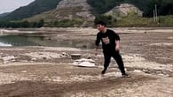 Mann kann über Wasser laufen