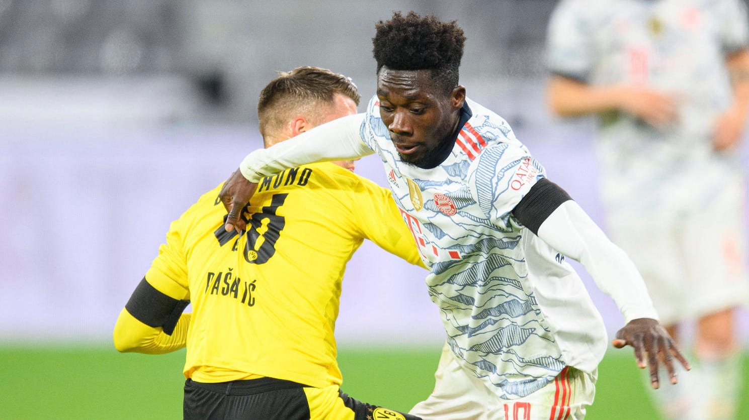 Alphonso Davies und Marco Pasalic im Zweikampf: Die Begegnung zwischen Bayern und BVB wird an einem Samstagabend stattfinden. Alphonso Davies und Marco Pasalic im Zweikampf: Die Begegnung zwischen Bayern und BVB wird an einem Samstagabend stattfinden.