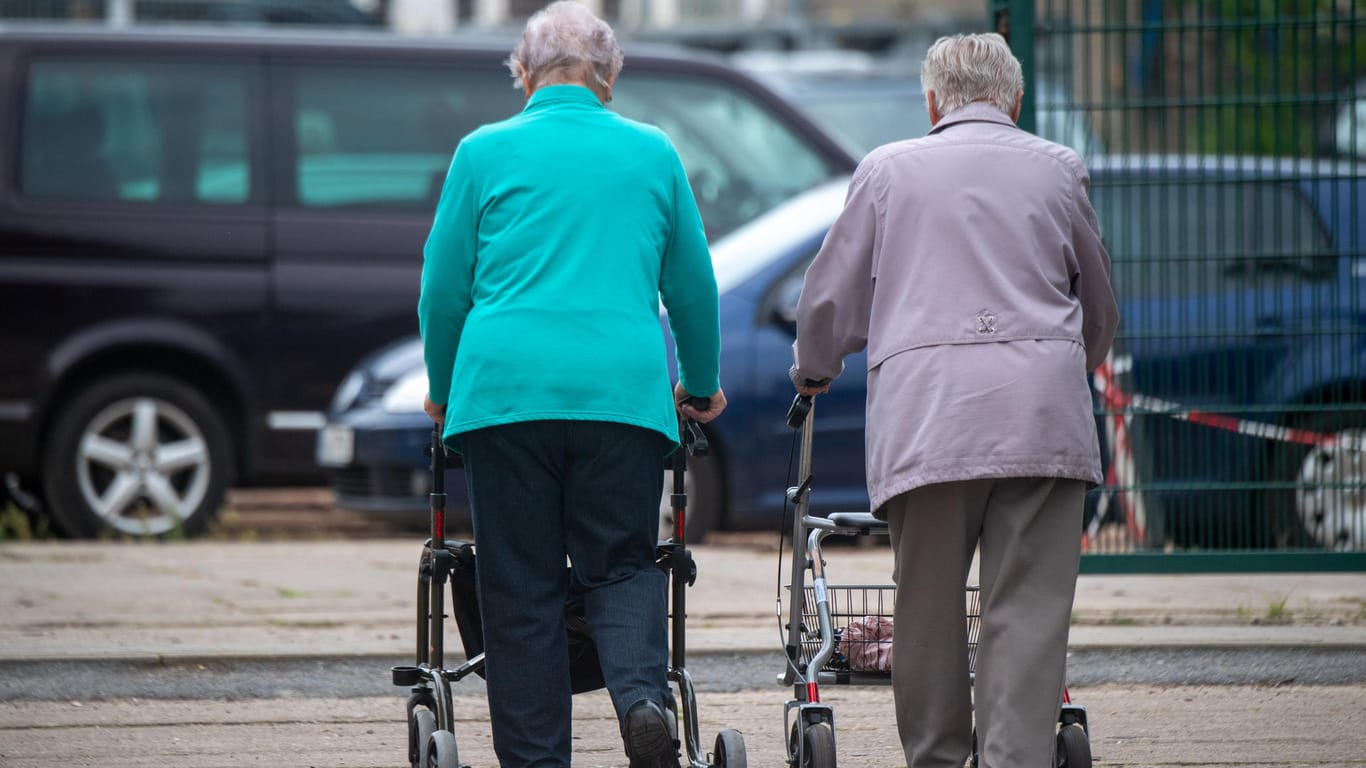 Frauen mit Gehhilfen: Das Rentenniveau sinkt laut Schätzungen bis 2035 auf 45,7 Prozent ab. (Symbolfoto)