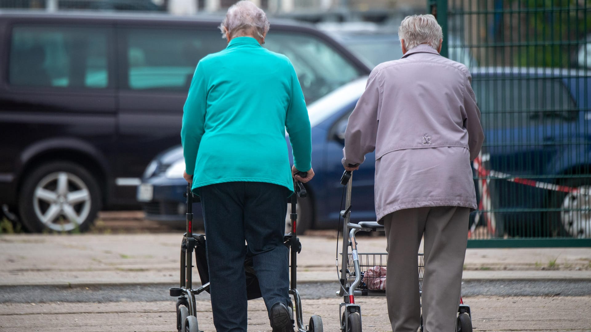 Frauen mit Gehhilfen: Das Rentenniveau sinkt laut Schätzungen bis 2035 auf 45,7 Prozent ab. (Symbolfoto) Frauen mit Gehhilfen: Das Rentenniveau sinkt laut Schätzungen bis 2035 auf 45,7 Prozent ab. (Symbolfoto)