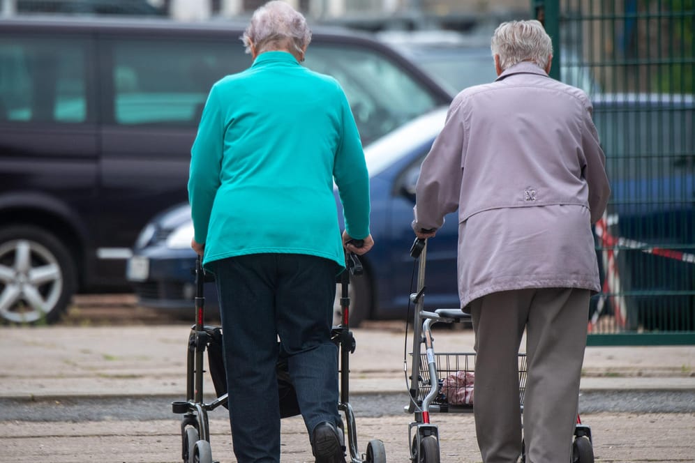 Frauen mit Gehhilfen: Das Rentenniveau sinkt laut Schätzungen bis 2035 auf 45,7 Prozent ab. (Symbolfoto)