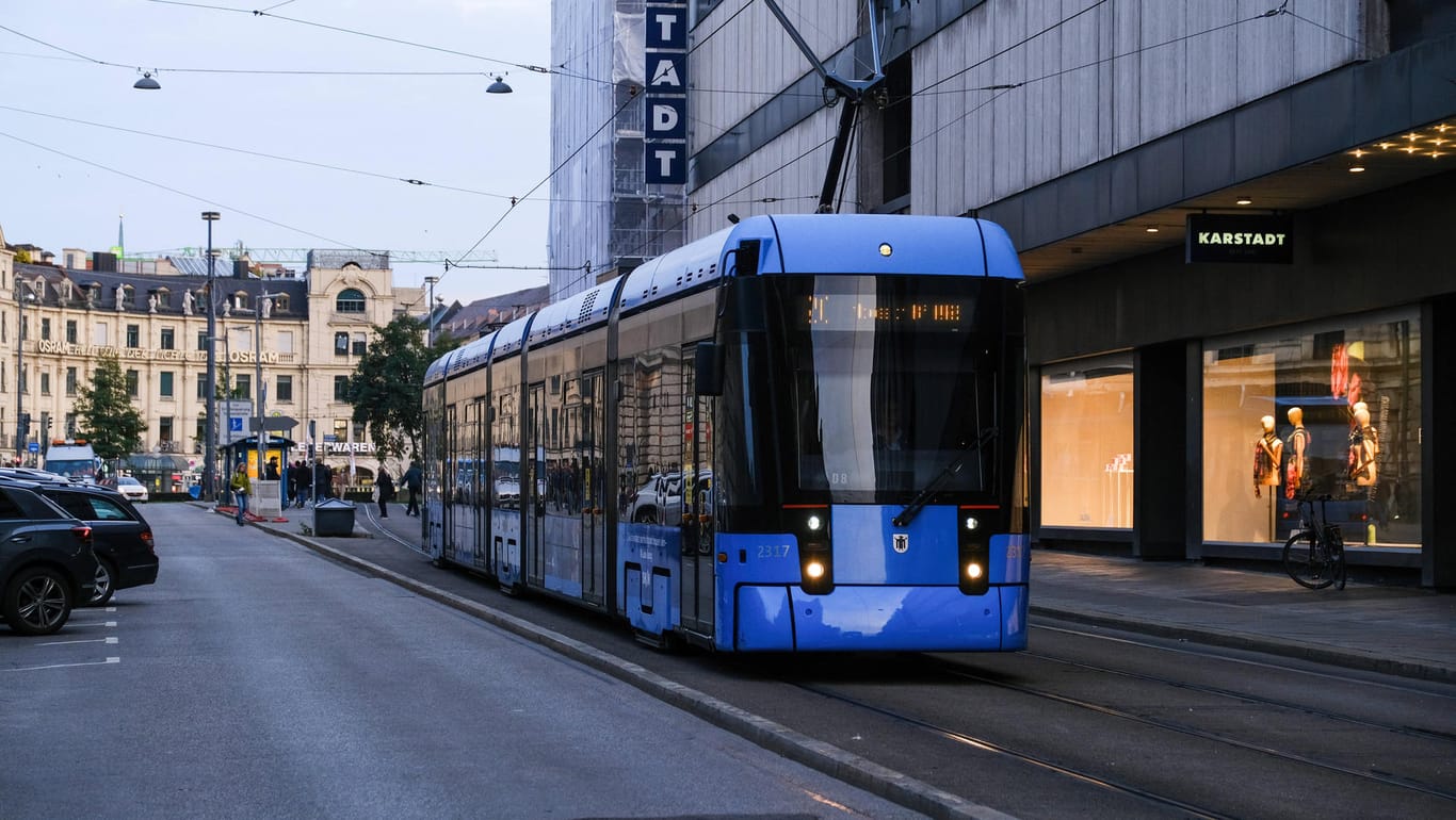 Tram in München (Archivbild): Die Polizei ermittelt nun zum Unfallhergang.
