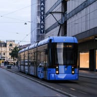 Tram in München (Archivbild): Die Polizei ermittelt nun zum Unfallhergang.