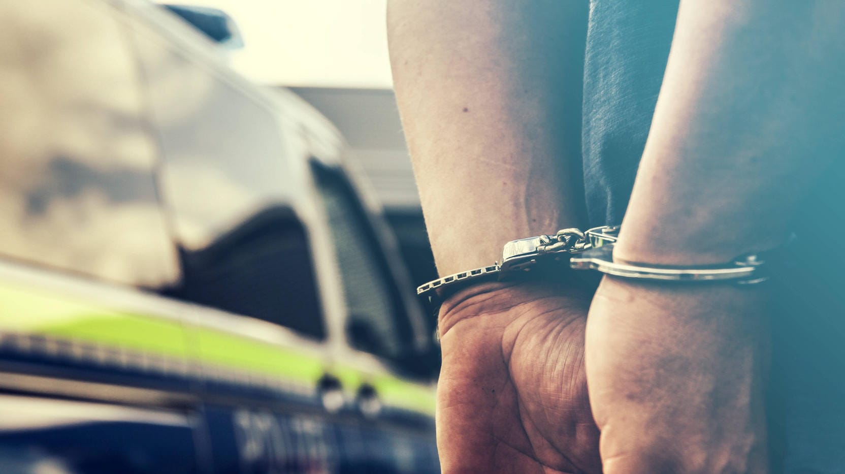 Eine Person bei einer Festnahme durch die Polizei (Symbolbild): In Bremerhaven ist ein Verdächtiger in einem "Cold Case" festgenommen worden. Eine Person bei einer Festnahme durch die Polizei (Symbolbild): In Bremerhaven ist ein Verdächtiger in einem "Cold Case" festgenommen worden.