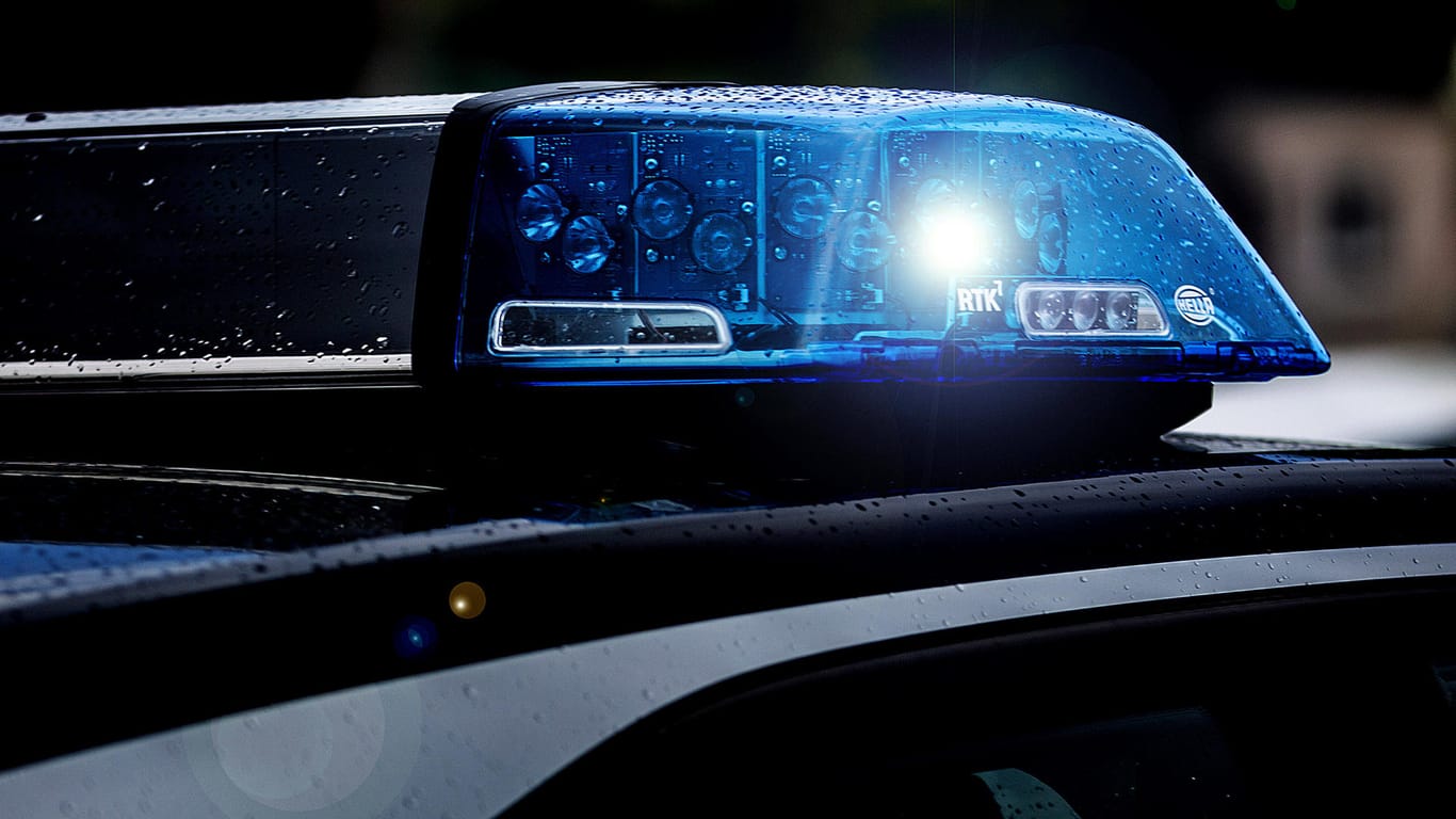 Streifenwagen der Polizei mit Blaulicht (Archivbild): Der Mann erstattete am Abend Anzeige.