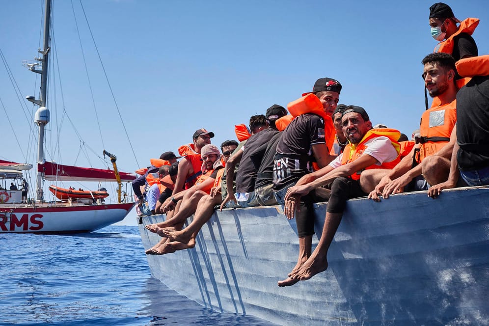 Migranten auf einem Flüchtlingsboot vor Lampedusa: Die Klimakrise könnte die Migrantenzahlen drastisch ansteigen lassen.
