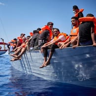 Migranten auf einem Flüchtlingsboot vor Lampedusa: Die Klimakrise könnte die Migrantenzahlen drastisch ansteigen lassen.