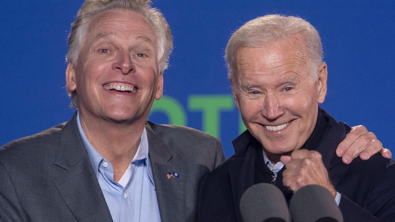 Joe Biden und Terry McAuliffe (r.): Der US-Präsident unterstützte den demokratischen Kandidaten bei der Gouverneurswahl.
