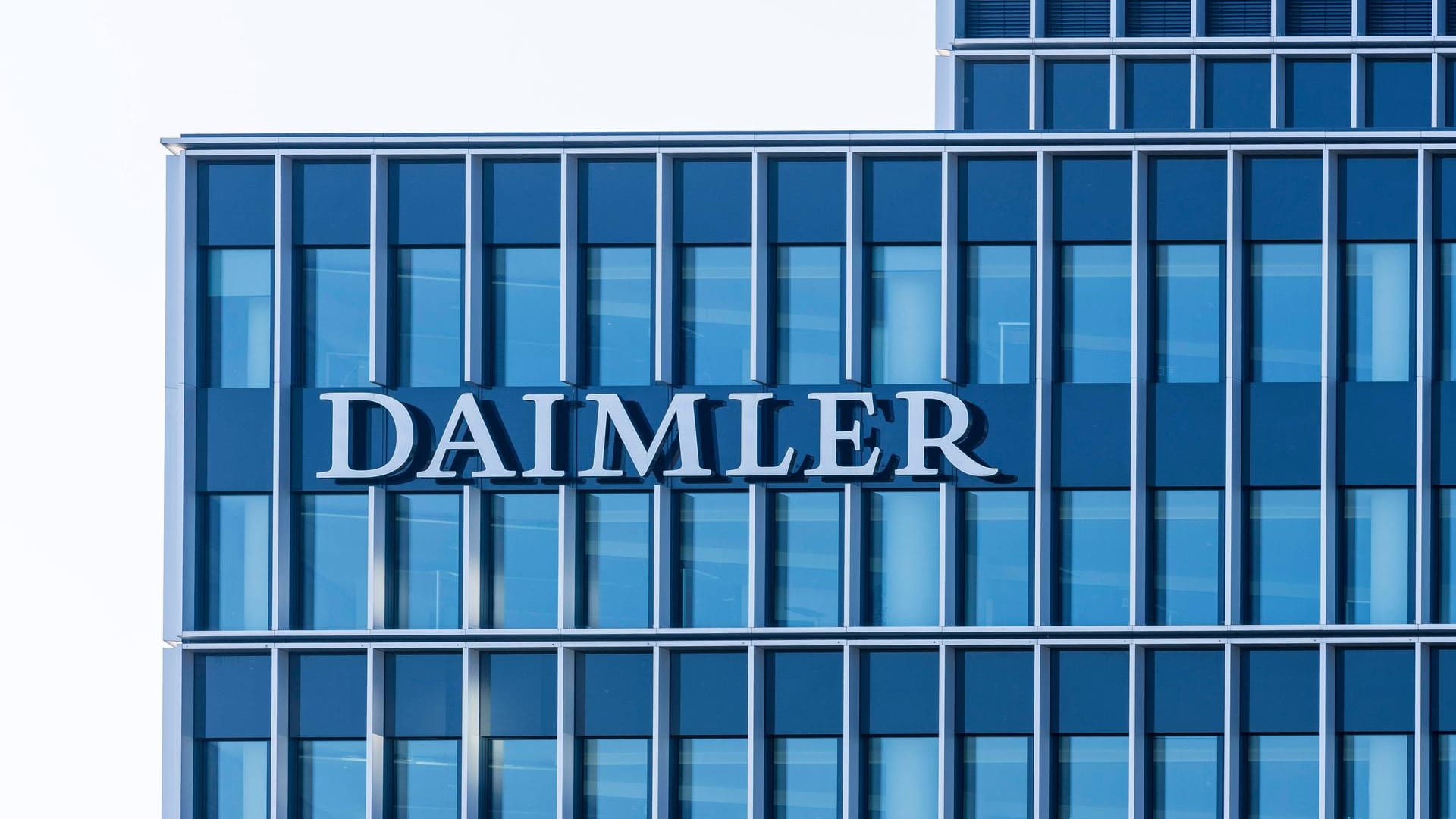 Daimler-Zentrale in Stuttgart: Dem Konzern werden "mutmaßlich illegale Abgasmanipulationen" vorgeworfen.