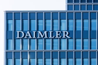 Daimler-Zentrale in Stuttgart: Dem Konzern werden "mutmaßlich illegale Abgasmanipulationen" vorgeworfen.