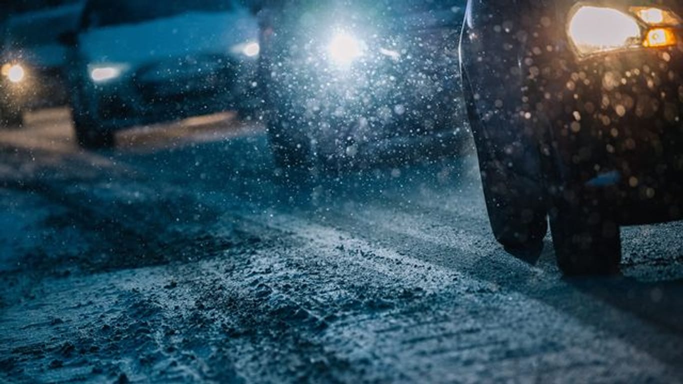 Flockige Rutschpartie: Wenn Eis und Schnee die Straßen glatt machen, sind Gefühl, weniger Tempo und mehr Abstand gefragt.