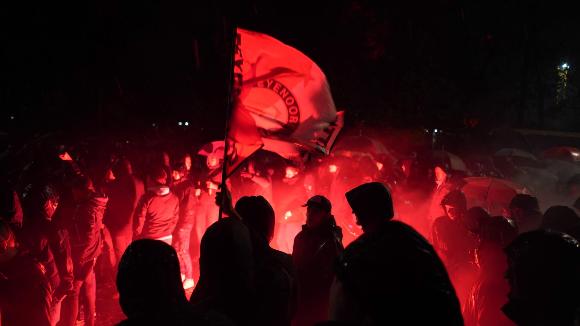Fans des Fußballvereins Feyenoord Rotterdam entzünden Bengalos auf dem Weg zum Olympiastadion: Dort trifft Union Berlin auf den niederländischen Traditionsklub. Fans des Fußballvereins Feyenoord Rotterdam entzünden Bengalos auf dem Weg zum Olympiastadion: Dort trifft Union Berlin auf den niederländischen Traditionsklub.