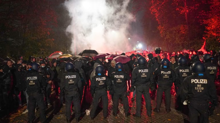 Polizisten begleiten Fans des Fußballvereins Feyenoord Rotterdam auf dem Weg zum Olympiastadion: Das Spiel gegen Union Berlin gilt als Hochrisikospiel.
