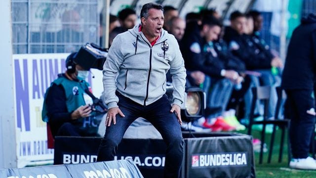 Im Team um Sandhausens Trainer Alois Schwartz gibt es viele Corona-Fälle.