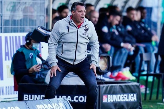 Im Team um Sandhausens Trainer Alois Schwartz gibt es viele Corona-Fälle.