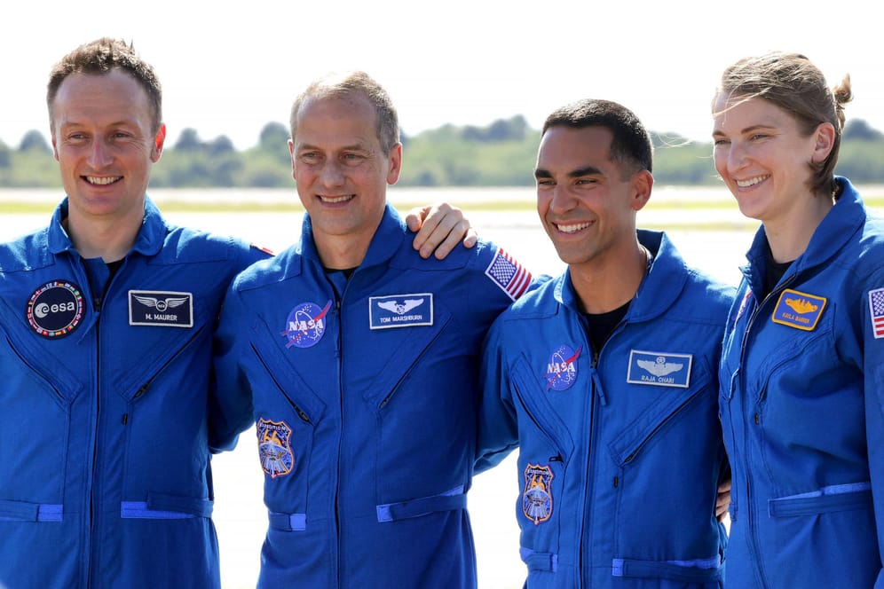 Matthias Maurer (l.) und Kollegen im Kennedy Space Center in Florida: Der Start der Astronauten zur ISS wurde ein weiteres Mal verschoben.
