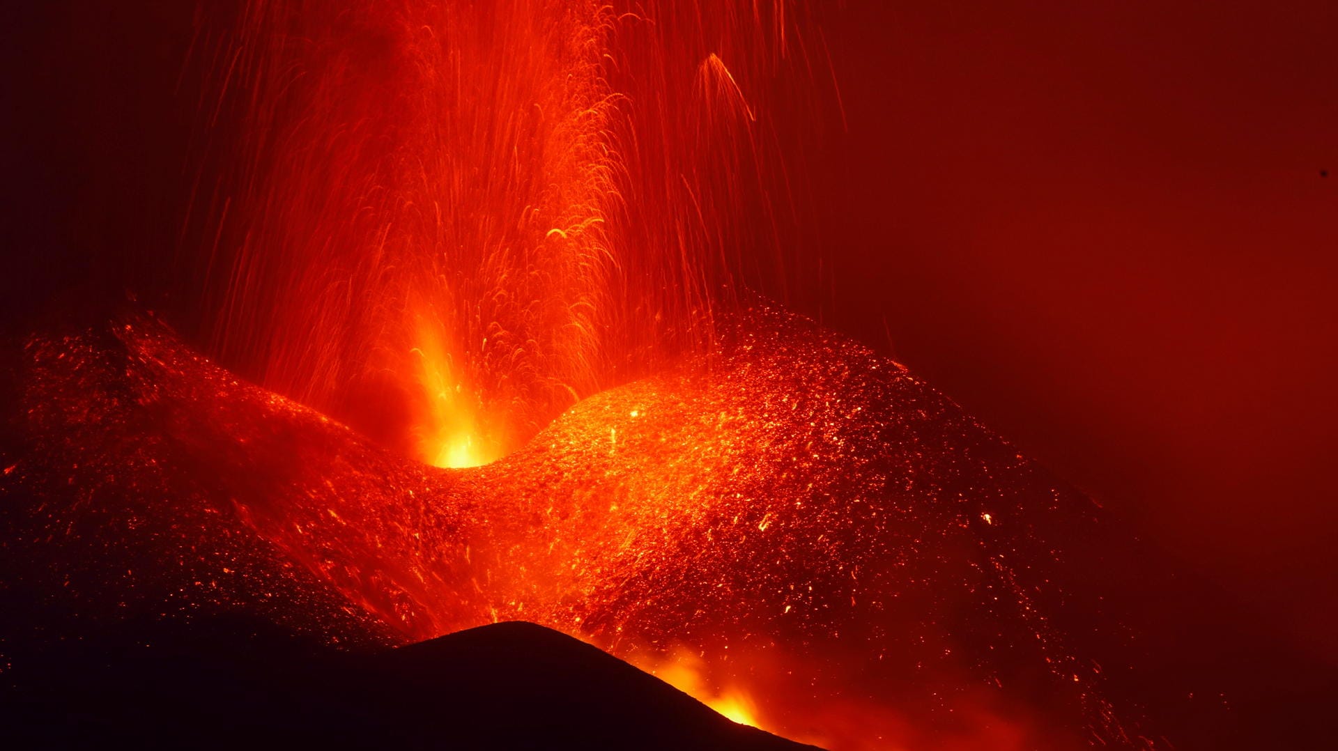 The Cumbre Vieja volcano seen from the Tajuya viewpoint continues to expel lava