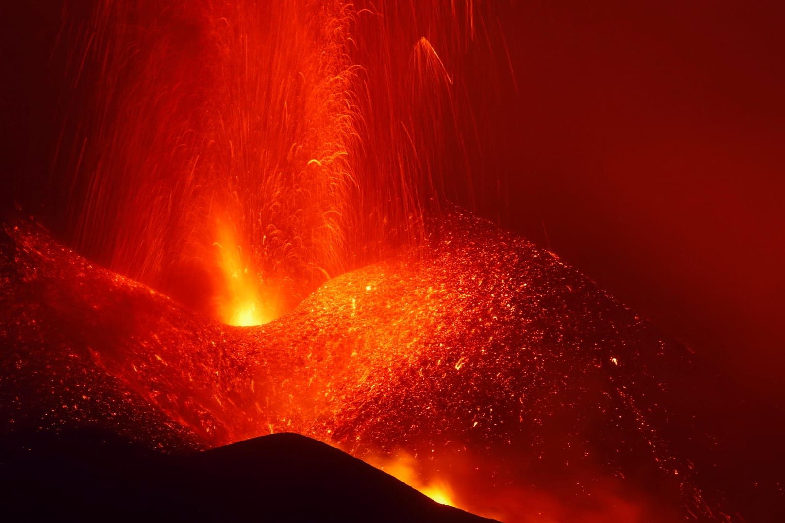 The Cumbre Vieja volcano seen from the Tajuya viewpoint continues to expel lava