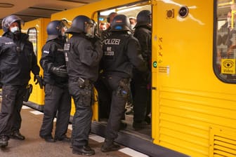 Rund 2.000 Polizisten sichern die Partie zwischen Union und Feyenoord.