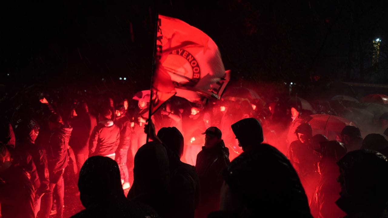 Feyenoord-Fans entzünden Bengalos auf dem Weg zum Berliner Olympiastadion.