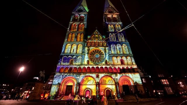 Der Dom in der Bremer Innenstadt wird beleuchtet: Das Motto der Lichtinstallationen ist "Herbstmomente". Der Dom in der Bremer Innenstadt wird beleuchtet: Das Motto der Lichtinstallationen ist "Herbstmomente".