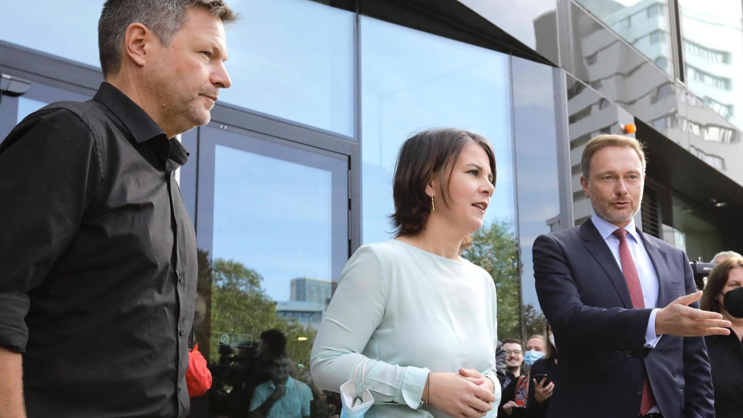 Robert Habeck (l.), Annalena Baerbock und Christian Lindner: Ihre Parteien planen die Bahn grundlegend umzustrukturieren.