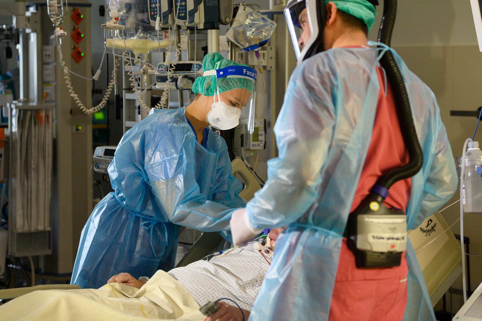 Behandlung eines Covid-Patienten in Dresden: Die aktuelle Entwicklung der Lage ist laut RKI "sehr besorgniserregend".