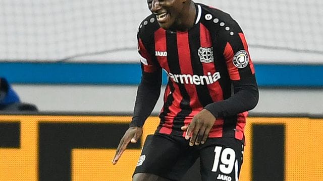 Leverkusens Moussa Diaby erzielte zwei Treffer gegen Betis Sevilla. Leverkusens Moussa Diaby erzielte zwei Treffer gegen Betis Sevilla.