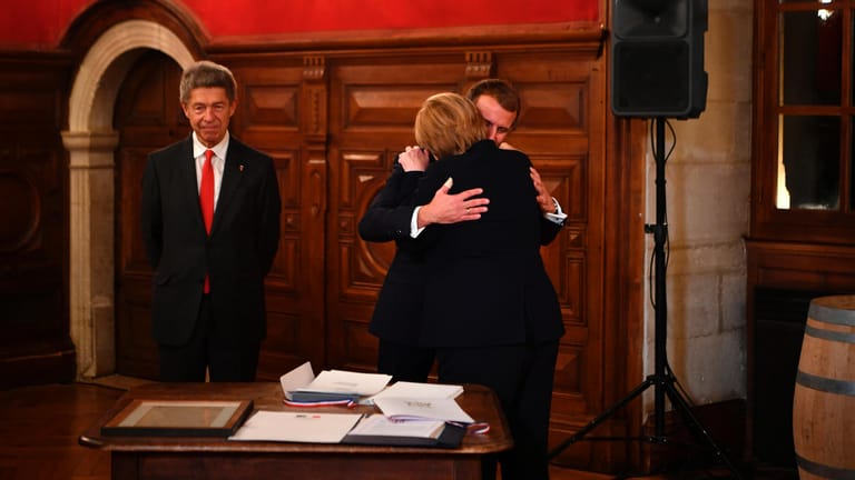 Emmanuel Macron umarmte Angela Merkel bei ihrem Abschiedsbesuch in Beaune. Merkels Ehemann Joachim Sauer durfte zusehen.