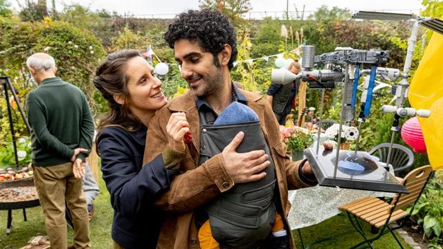 Eigentlich eine glückliche Familie: Faraz (Reza Brojerdi) und Viola Helmrich (Amelie Kiefer) mit ihrem Sohn Linus.