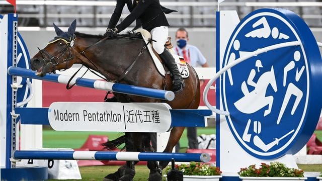 Reiten wird nach den Olympischen Spielen 2024 in Paris nicht mehr Teil des Modernen Fünfkampfs sein. Reiten wird nach den Olympischen Spielen 2024 in Paris nicht mehr Teil des Modernen Fünfkampfs sein.