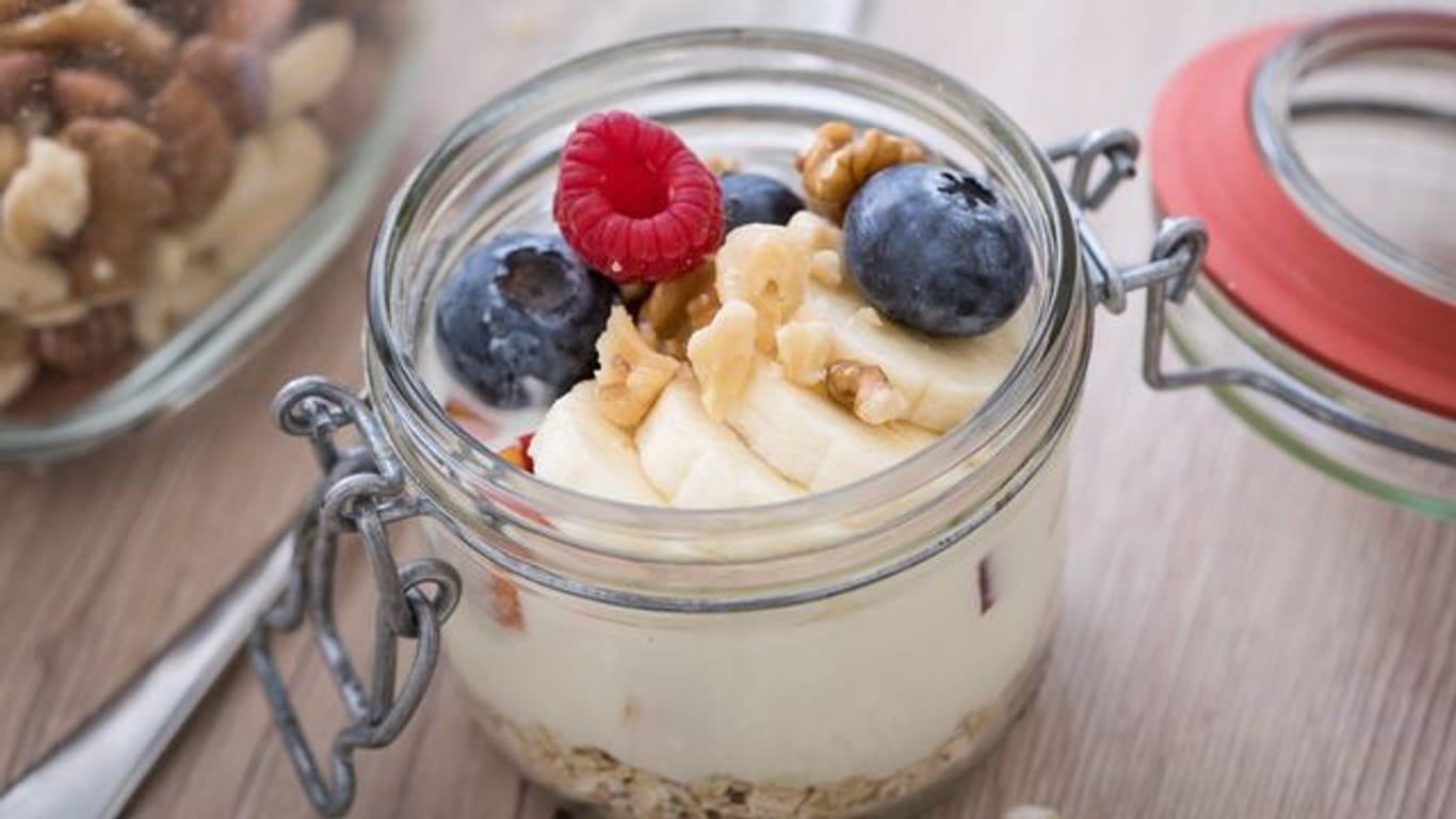 Gesund und lecker: Yoghurt oder Quark mit Obst und Haferflocken macht satt und gibt Energie.