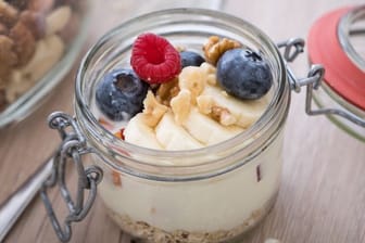Gesund und lecker: Yoghurt oder Quark mit Obst und Haferflocken macht satt und gibt Energie.